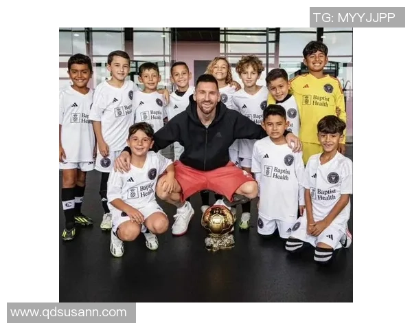 国外足球明星与球迷亲密互动合影留念展现温暖瞬间